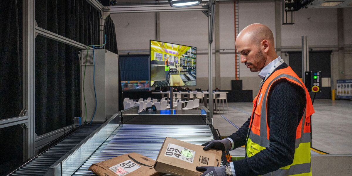 Amazon’s new AI package sorting technology helps delivery station employees